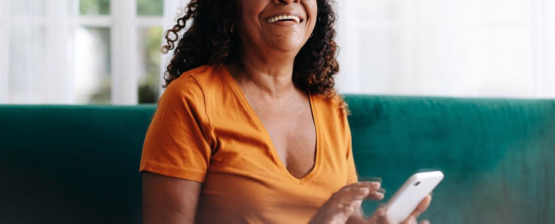 Une femme avec son smartphone