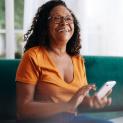 Une femme avec son smartphone