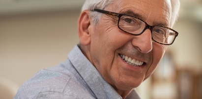 personne agée souriante